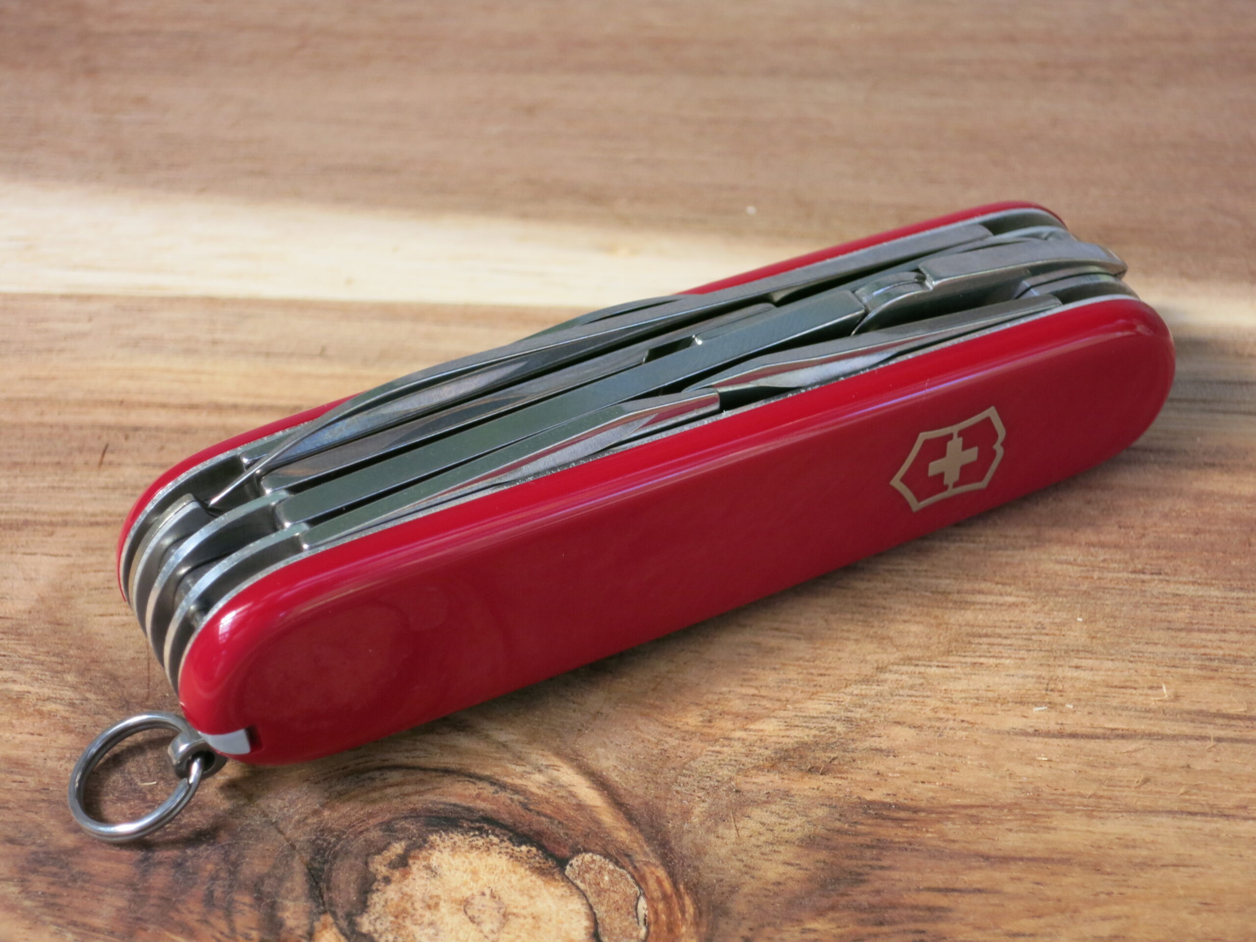Victorinox Deluxe Tinker red 17-function Swiss Army knife